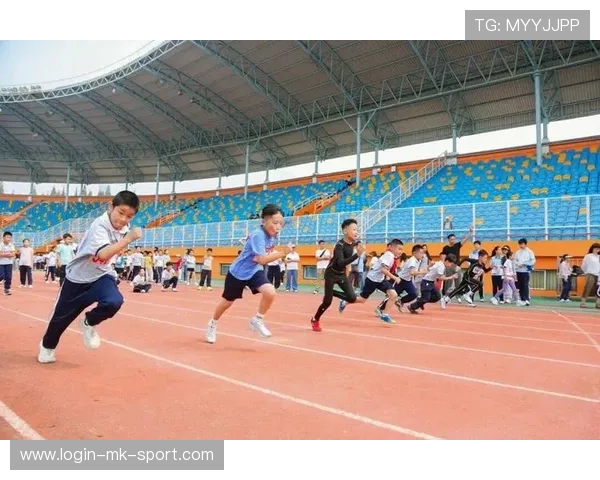 赛段冲刺:在终点线前的最后一秒突破,径赛终点线 赛段冲刺:在终点线前的最后一秒突破,径赛终点线